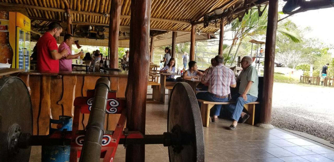 Hotel Hacienda El Rodeo Vueltas エクステリア 写真